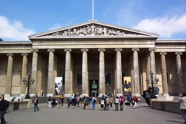 Kolumnada głównego wejścia do British Museum w Londynie