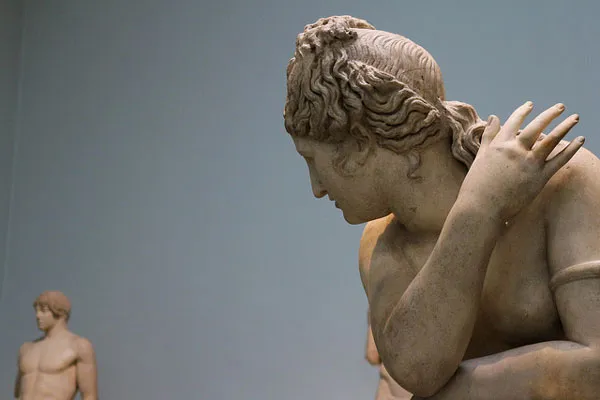 Marmurowa rzeźba kucającej Wenus w galerii sztuki antycznej British Museum