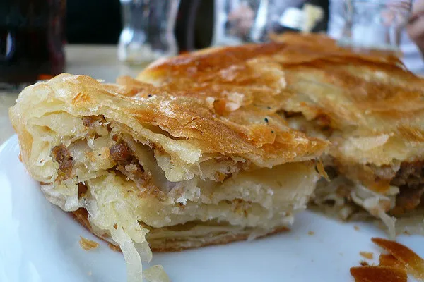 Burek można podawać na słodko i na słono