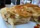 Burek — chorwacki wypiek z ciasta filo z nadzieniem serowym, chrupiący i złocisty
