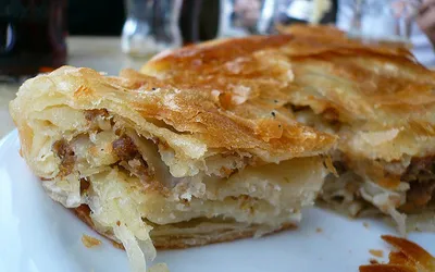 Burek — chorwacki wypiek z ciasta filo z nadzieniem serowym, chrupiący i złocisty