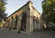 Kamienno-ceglana fasada meczetu Orhana Gazi w Bursie z łukowymi arkadami i smukłym minaretem