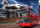 Czerwony piętrowy autobus na tle Big Bena – jeden z symboli Londynu