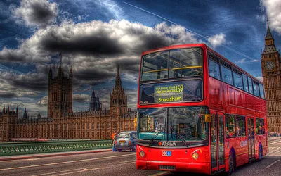 Czerwony piętrowy autobus na tle Big Bena – jeden z symboli Londynu