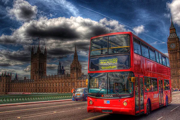 Czerwony piętrowy autobus na tle Big Bena – jeden z symboli Londynu