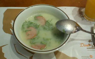 Caldo verde — zielona zupa z jarmużem i wędzoną kiełbasą chouriço, tradycyjna zupa Minho