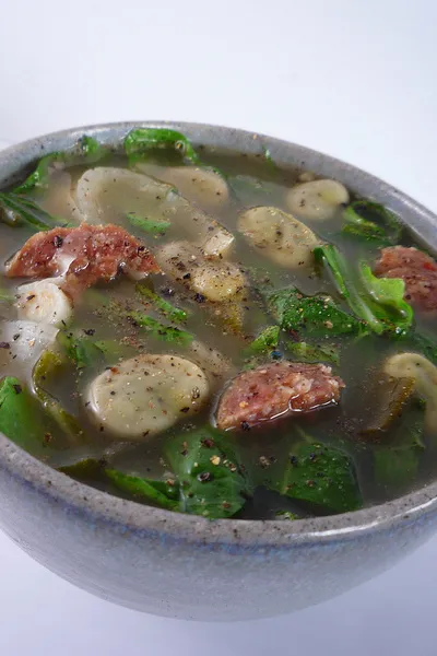 Caldo verde przyrządza się z warzyw, głównie ziemniaków i kapusty lub jarmużu