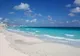 Biała piaszczysta plaża w Cancún i turkusowe morze pod błękitnym niebem
