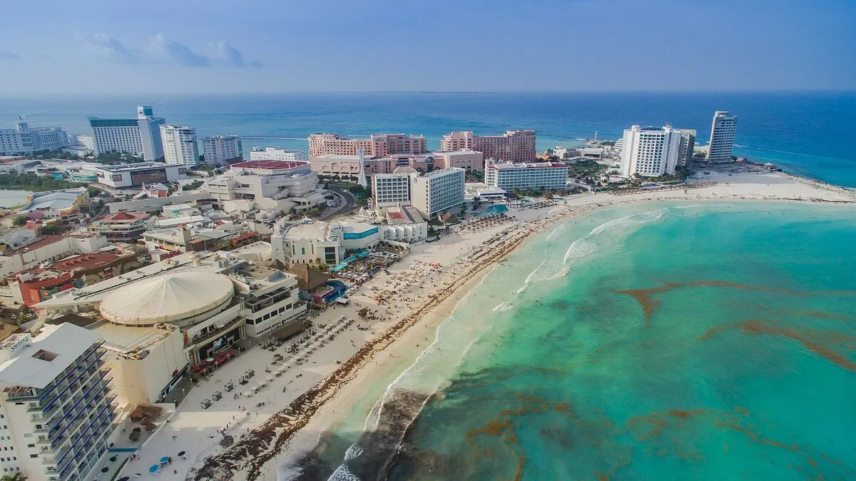 Widok z lotu ptaka na hotele i plażę w Cancún