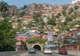 Kolorowe domy na zboczu wzgórza nad autostradą i tunelem w Caracas