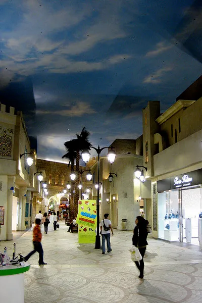 Wnętrze centrum handlowego Ibn Battuta, łączącego sześć stylów architektonicznych