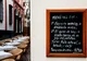 Tablica z menu dnia przed restauracją w Sewilli