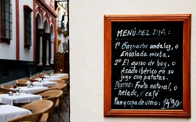 Tablica z menu dnia przed restauracją w Sewilli