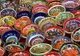 Barwne ceramiczne miski zdobione kwiatowymi wzorami