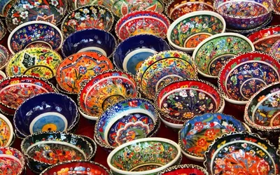 Barwne ceramiczne miski zdobione kwiatowymi wzorami