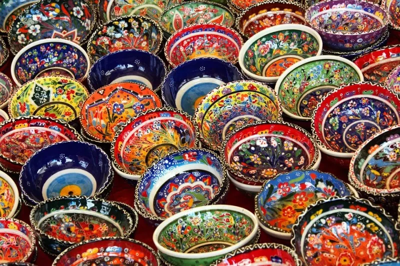 Barwne ceramiczne miski zdobione kwiatowymi wzorami