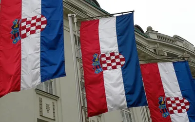 Chorwackie flagi na fasadzie hotelu Esplanade w Zagrzebiu