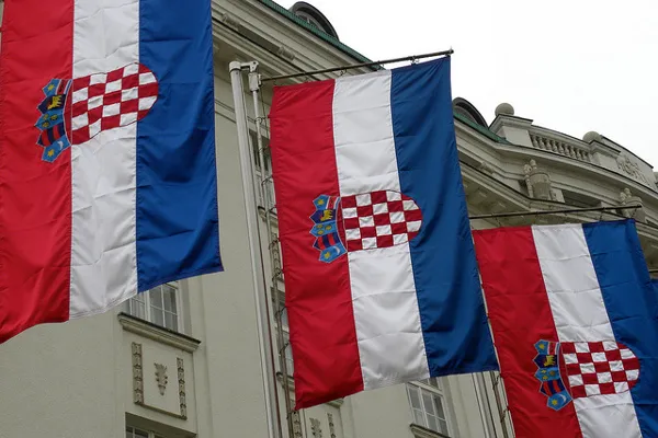 Chorwackie flagi na fasadzie hotelu Esplanade w Zagrzebiu