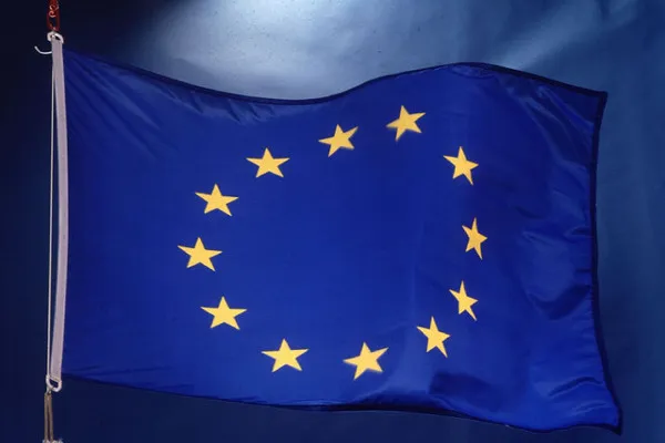 Flaga Unii Europejskiej z dwunastoma złotymi gwiazdami na granatowym tle