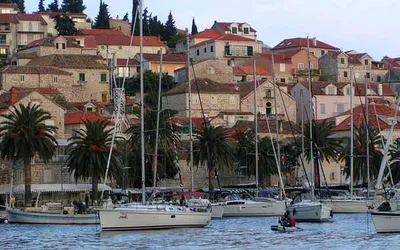 Port w mieście Hvar z jachtami i zabudową starego miasta