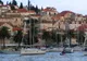 Port w mieście Hvar z jachtami i zabudową starego miasta