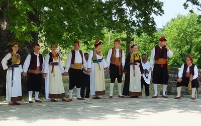 Chorwaci w tradycyjnych strojach ludowych podczas uroczystości we wsi Pridvorje
