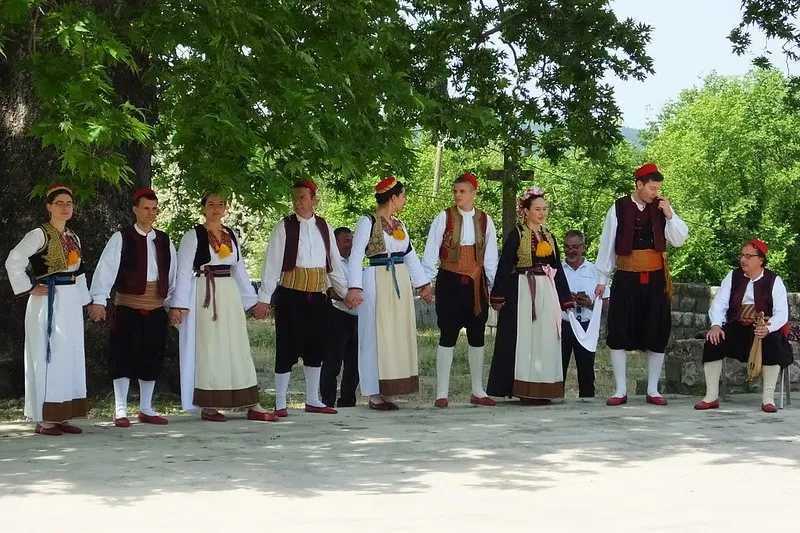 Chorwaci w tradycyjnych strojach ludowych podczas uroczystości we wsi Pridvorje