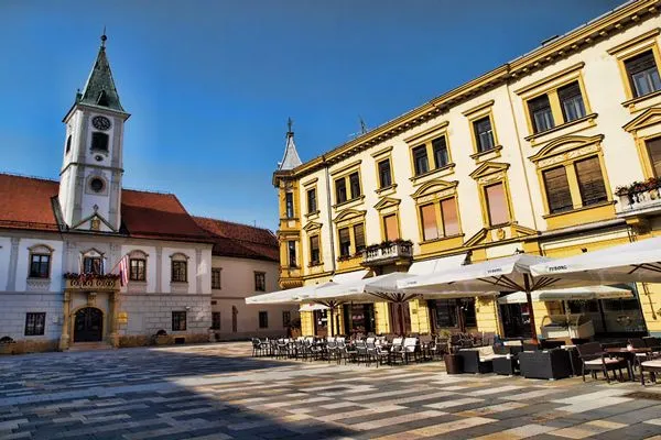 Barokowy ratusz z wieżą zegarową i kamienice na rynku w Varaždinie