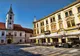 Barokowy ratusz z wieżą zegarową i kamienice na rynku w Varaždinie