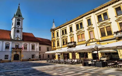 Barokowy ratusz z wieżą zegarową i kamienice na rynku w Varaždinie
