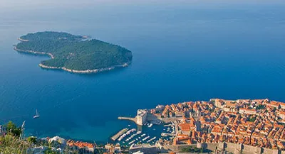 Stare Miasto w Dubrowniku i wyspa Lokrum widziane z góry