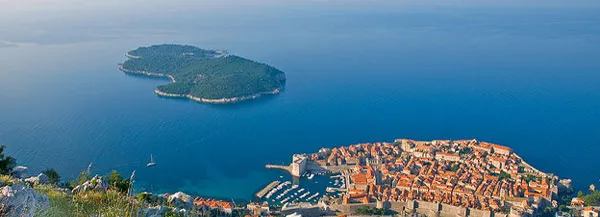 Stare Miasto w Dubrowniku i wyspa Lokrum widziane z góry