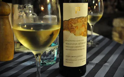 Historia tego aromatycznego trunku rozpoczyna się w śródziemnomorskich winnicach