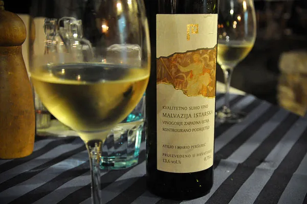 Historia tego aromatycznego trunku rozpoczyna się w śródziemnomorskich winnicach
