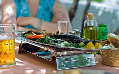 Talerz grillowanych ryb i owoców morza dla dwóch osób w chorwackiej restauracji
