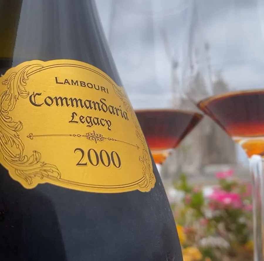 Butelka wina Commandaria Legacy 2000 i kieliszki z winem