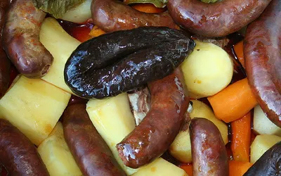 Cozido das Furnas – mięsa, kiełbasy i warzywa gotowane w wulkanicznej ziemi na Azorach
