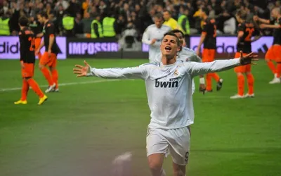 Cristiano Ronaldo w białej koszulce Realu Madryt cieszy się z gola na stadionie