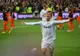 Cristiano Ronaldo w białej koszulce Realu Madryt cieszy się z gola na stadionie