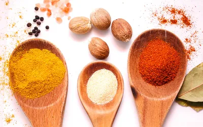 Chilli, curry i czosnek na drewnianej łyżce