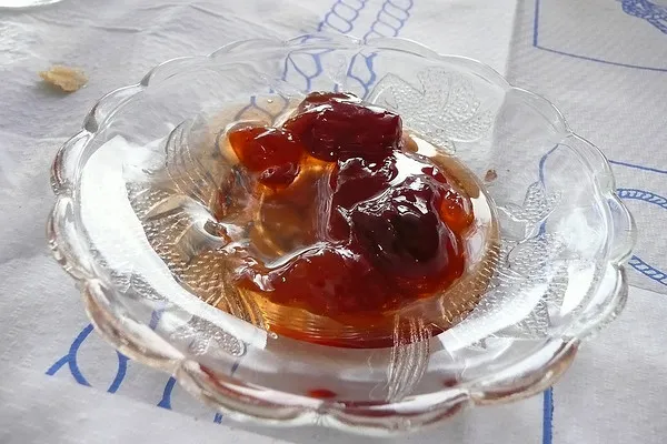 Owoce w syropie podane w szklanej miseczce
