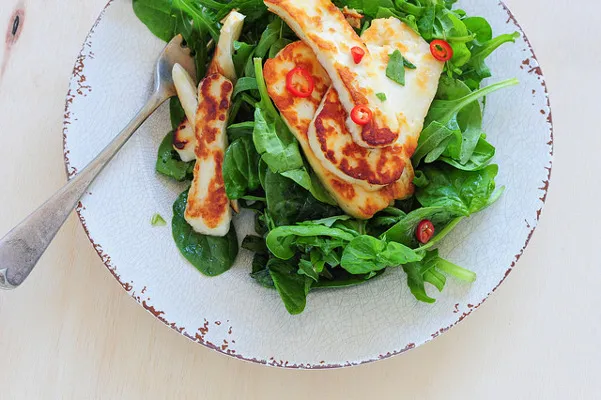 Ser halloumi i kefalotyri są serwowane jako element mezé