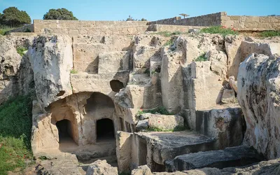 Grobowce Królewskie w Pafos wykute w skale
