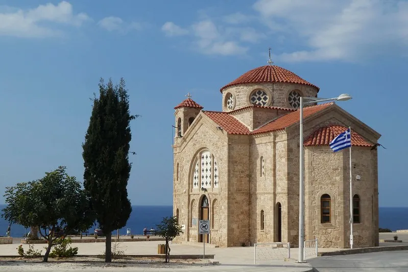 Współczesna cerkiew św. Jerzego na przylądku nad stanowiskiem Agios Georgios