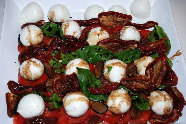 Apetyczna sałatka z mozzarellą i suszonymi pomidorami