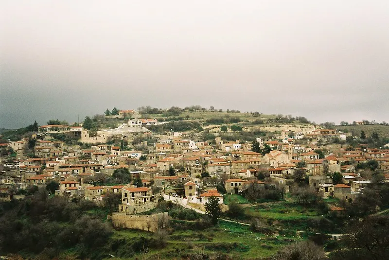 Winna wioska Arsos na zboczach gór Troodos