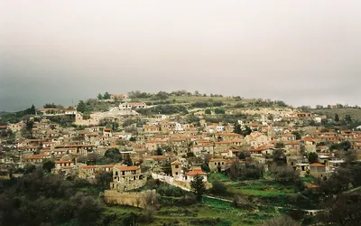 Winna wioska Arsos na zboczach gór Troodos