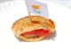 Pita (pitta) faszerowana kawałkami arbuza i smażonym serem halloumi