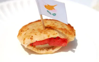 Pita (pitta) faszerowana kawałkami arbuza i smażonym serem halloumi