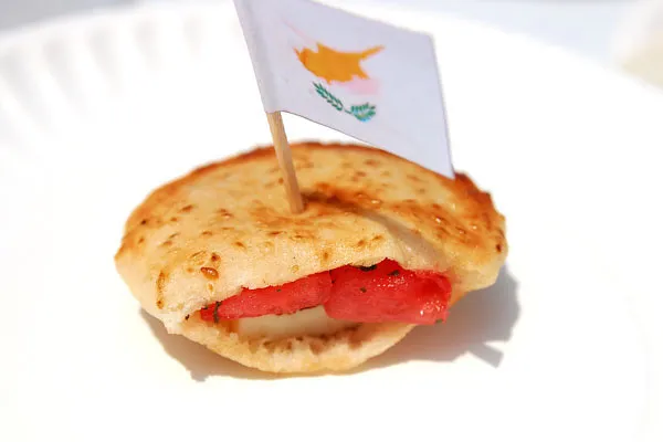 Pita (pitta) faszerowana kawałkami arbuza i smażonym serem halloumi